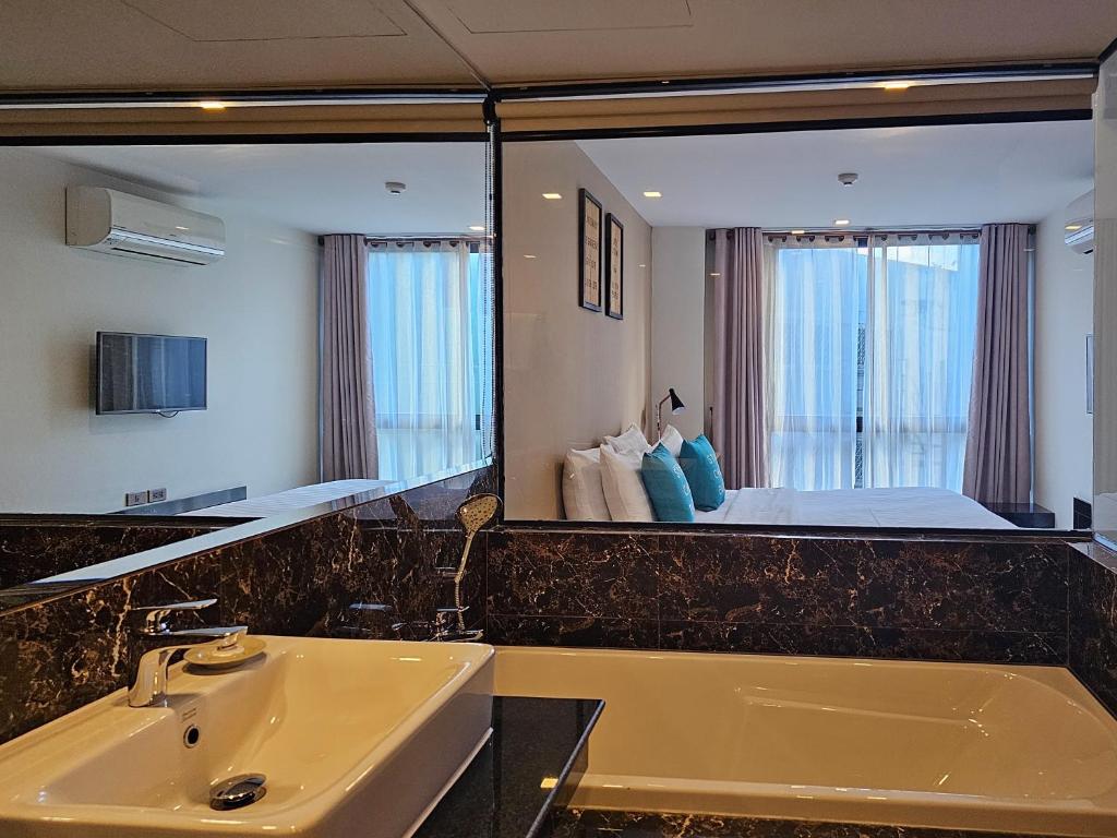 
One Bedroom Suite with Bath Tub
