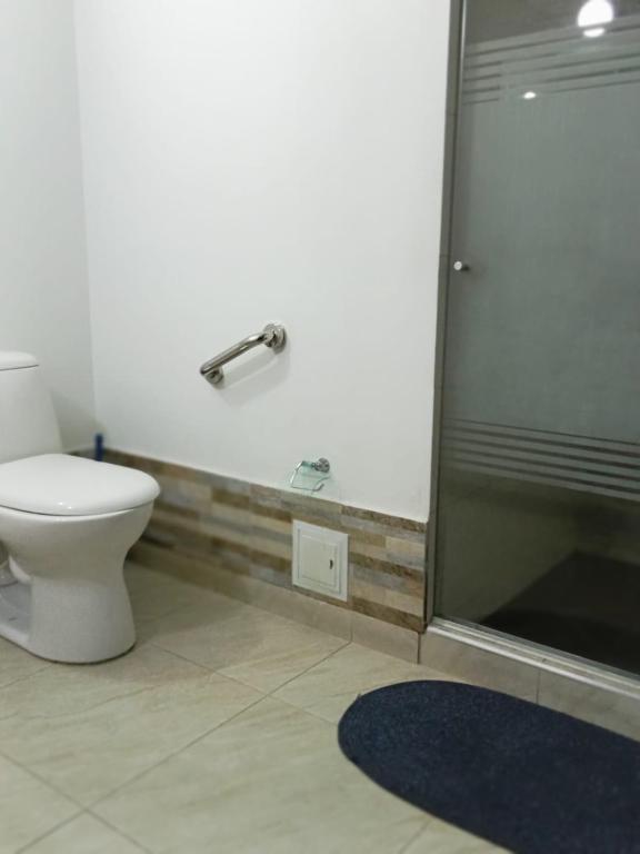 Koupelna v ubytování Habitación cerca Parque Simón Bolívar Aeropuerto Movistar Arena