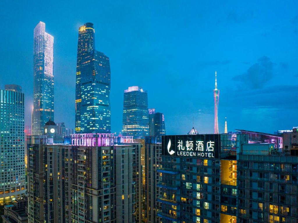 Una vista del horizonte de una ciudad por la noche en Leeden Hotel Guangzhou, en Guangzhou