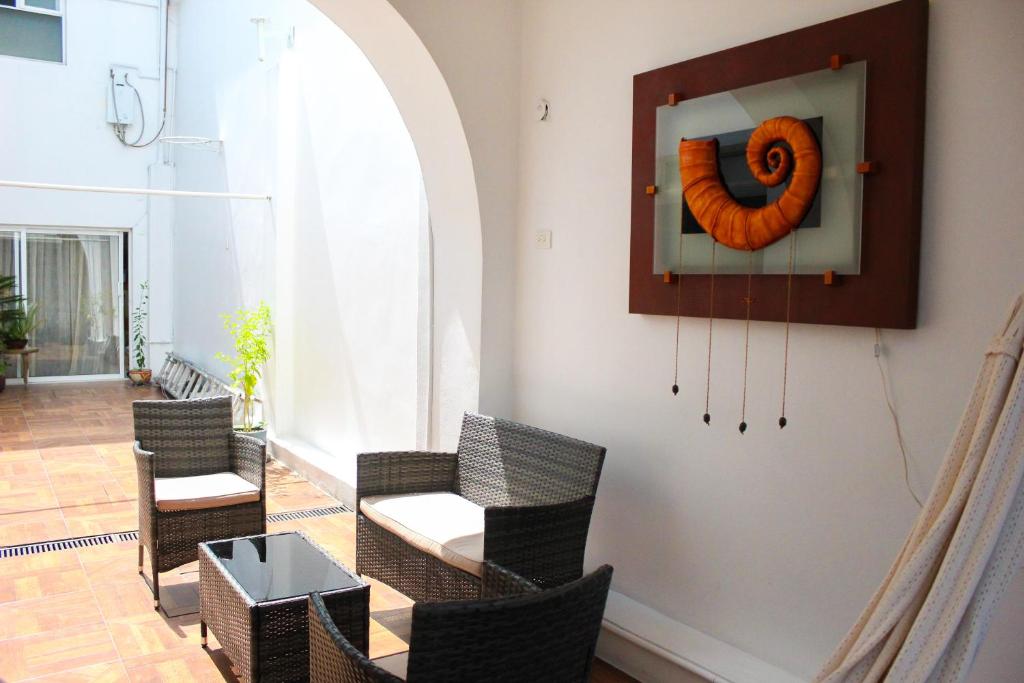 a room with chairs and a picture of a donut on the wall at La Casa De Los Ángeles in Mexico City