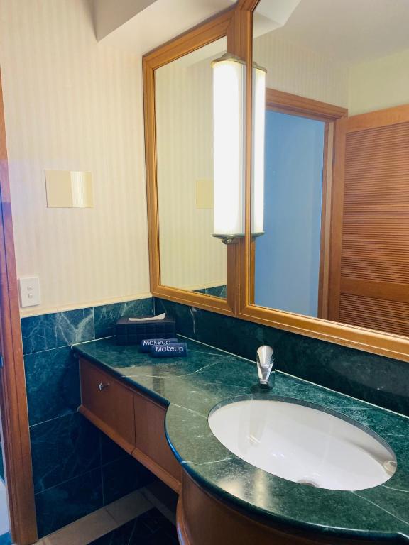 Koupelna v ubytování Ocean View Studio Apartment Surfers Paradise - Free Parking