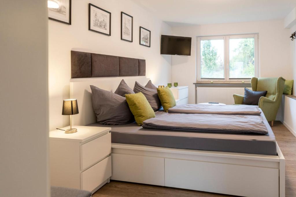 RimparにあるFerienwohnungHeimatgefühlのベッドルーム1室(大型ベッド1台、ナイトスタンド付)