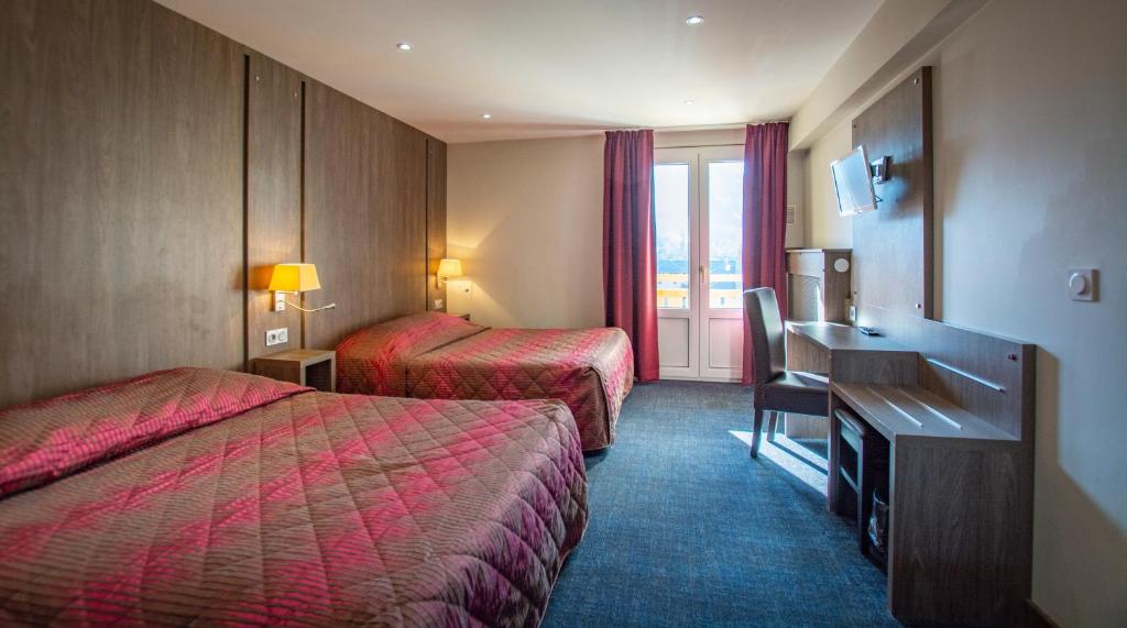 Postel nebo postele na pokoji v ubytování Hôtel Mont-Brison