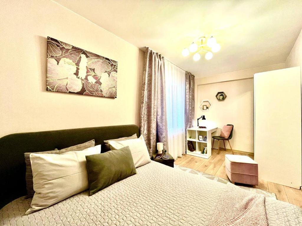 Postel nebo postele na pokoji v ubytování New Stylish Apartment City Center self check-in