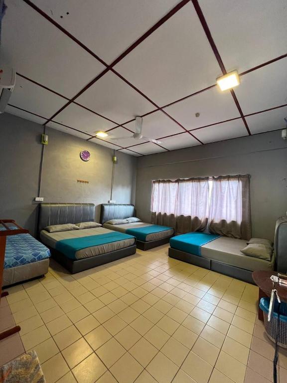 Postel nebo postele na pokoji v ubytování Perhentian Village Inn