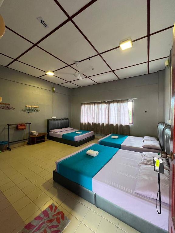 Postel nebo postele na pokoji v ubytování Perhentian Village Inn