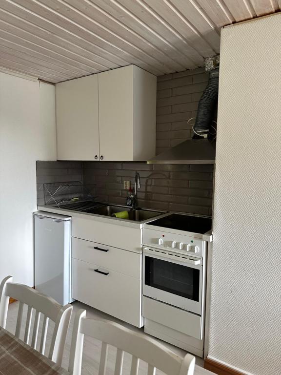 Kuchyň nebo kuchyňský kout v ubytování STF Höga Kusten vandrarhem