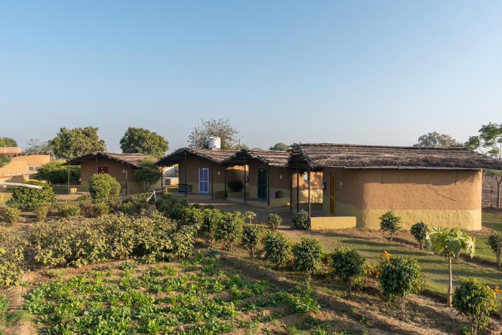 une maison avec un jardin devant dans l'établissement Arise Ethnic Village Resort - Manesar Bilaspur, à Gurgaon
