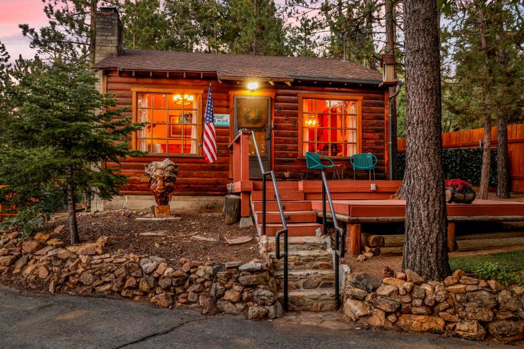 una cabaña de madera con un banco delante en The Nest On Towne Trail - Hot Tub, BBQ, Fire Pit, en Big Bear Lake