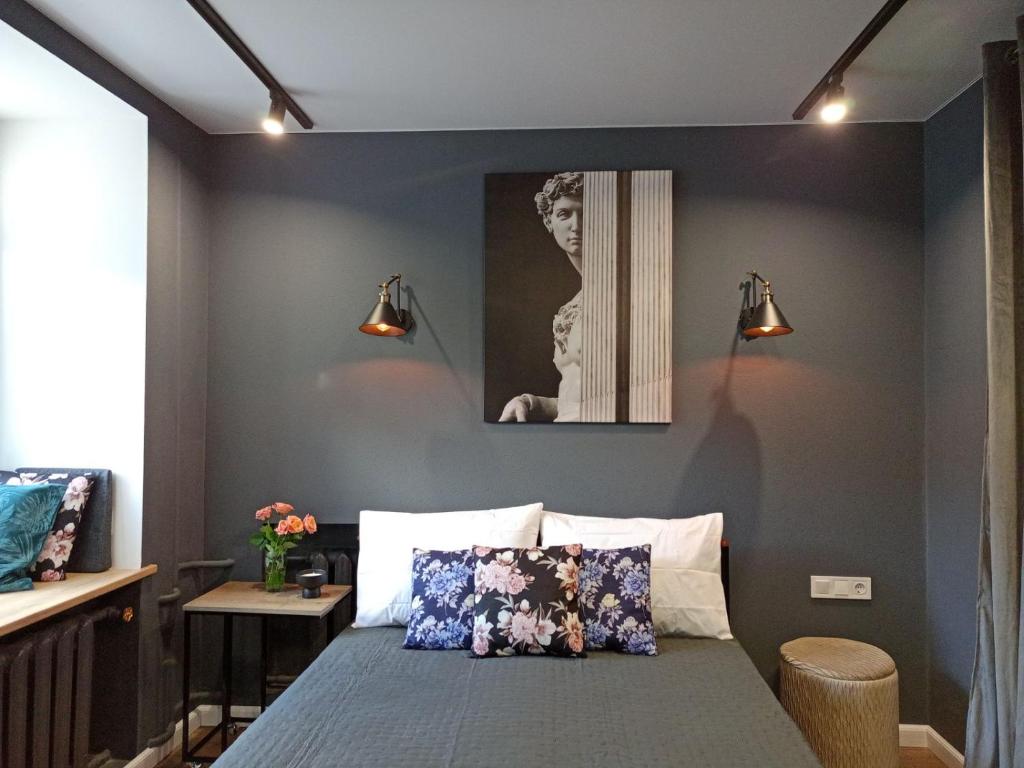 Ένα ή περισσότερα κρεβάτια σε δωμάτιο στο 24 Mezhygirska str 24, Apartments in historical parts, Podil