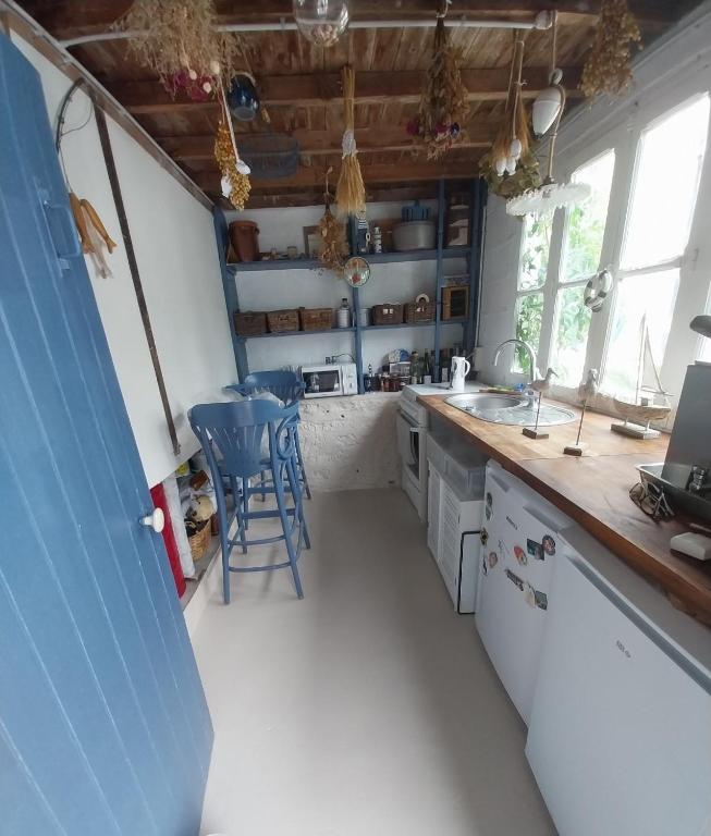 Kuchyň nebo kuchyňský kout v ubytování Chambre bleue avec accès plage