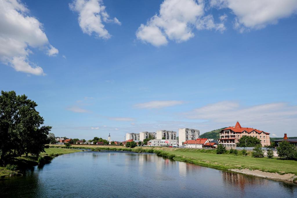 Výhled na řeku, která protéká v blízkosti hotelu