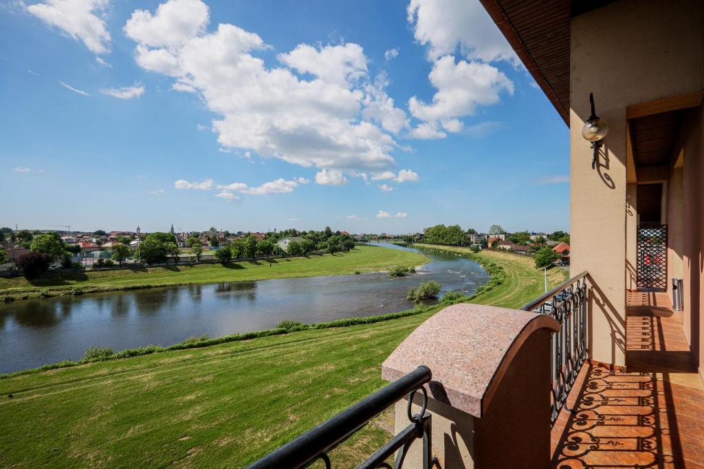 Výhled na řeku, která protéká v blízkosti hotelu