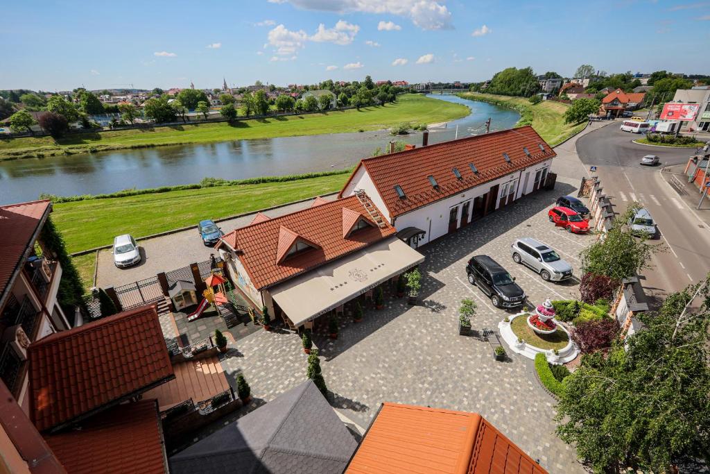 Výhled na řeku, která protéká v blízkosti hotelu