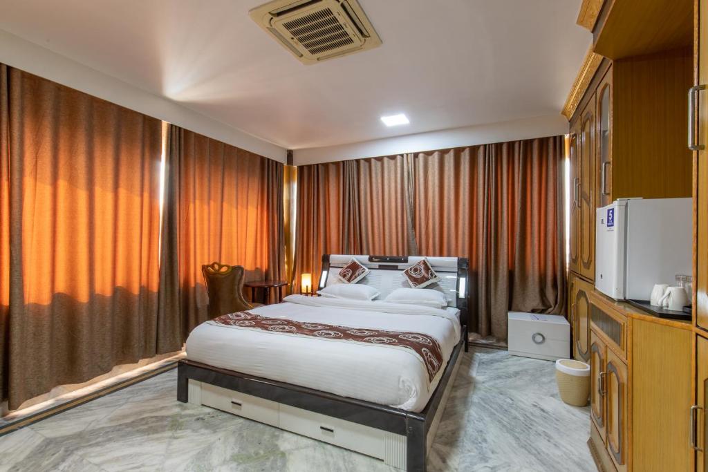 Postel nebo postele na pokoji v ubytování Gorakha Hotel