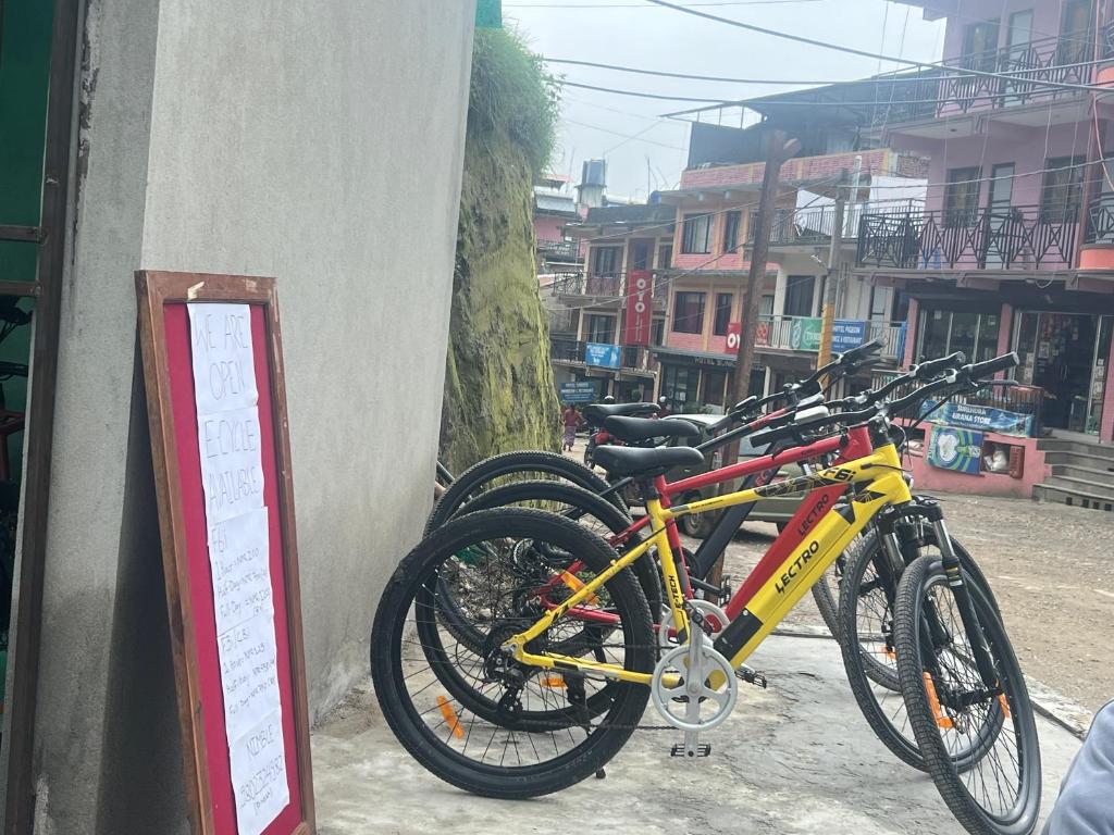 Jízda na kole v ubytování Hotel Village View Nagarkot nebo okolí