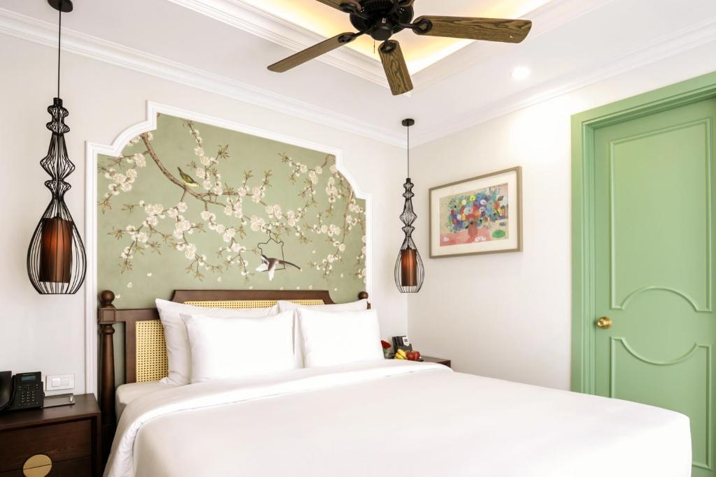 Postel nebo postele na pokoji v ubytování Lestar Hotel Hanoi