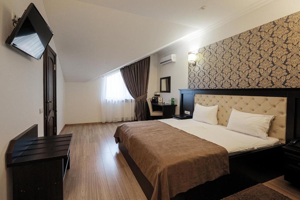 Ferdinand - Family Room