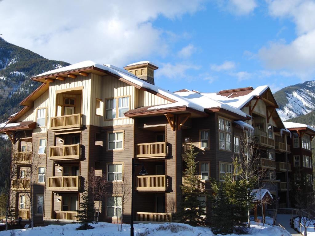 un edificio de apartamentos con nieve en el techo en Panorama Mountain Resort - Premium Condos and Townhomes en Panorama