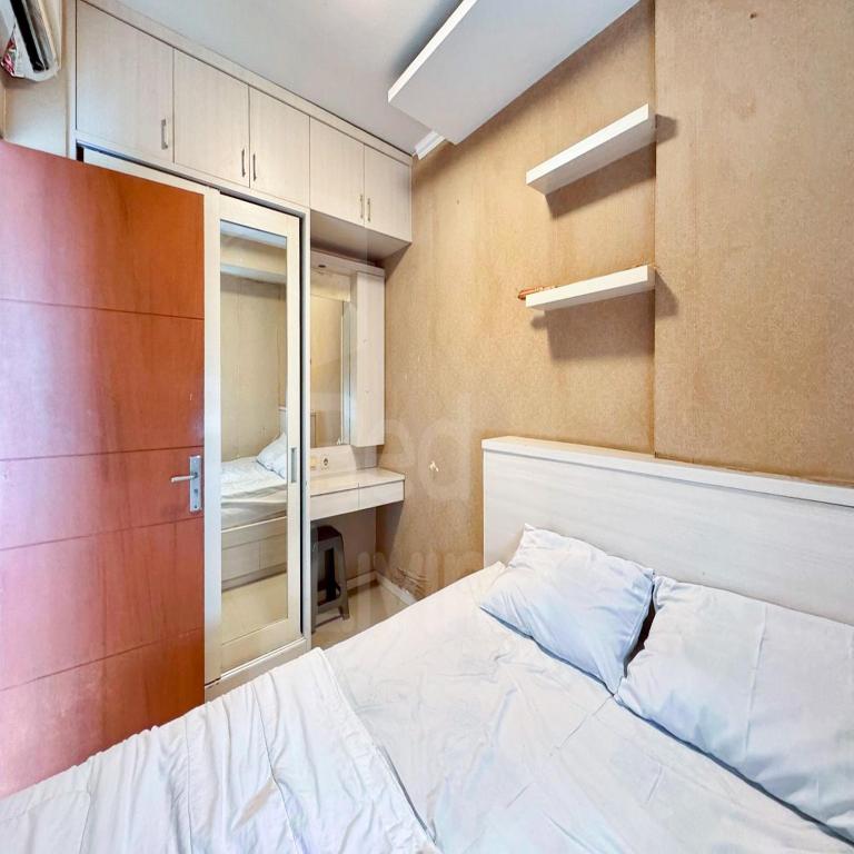 Ένα ή περισσότερα κρεβάτια σε δωμάτιο στο RedLiving Apartemen Cibubur Village - Nadjla Property