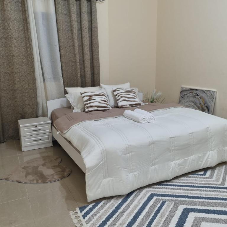 Postel nebo postele na pokoji v ubytování Stylish Stay Free Wi-Fi, Kitchen, Near Mussafah & Abu Dhabi City