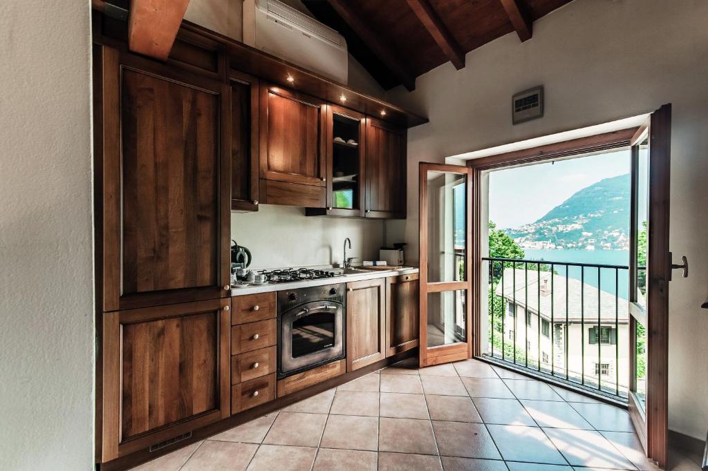 Kuchyň nebo kuchyňský kout v ubytování Lakeframe - by MyHomeInComo