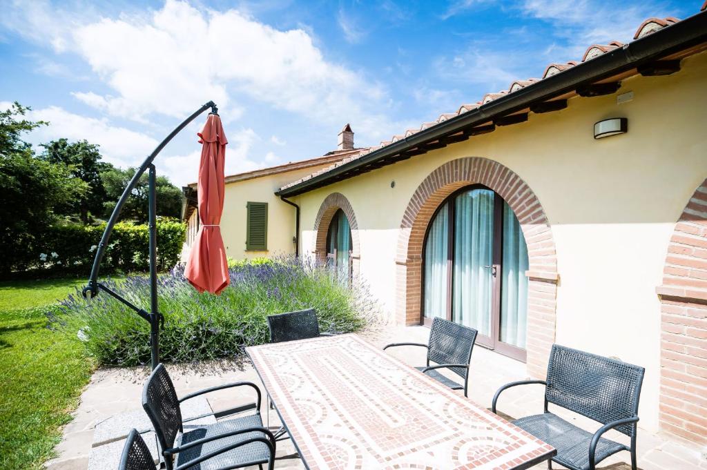 Luxury Resort with swimming pool in the Tuscan countryside, Villas on the ground floor with private outdoor area with panoramic view - Twee Slaapkamers Villa