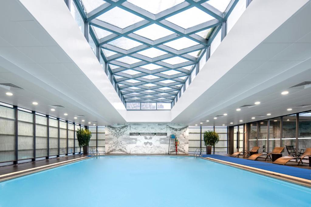 una piscina cubierta con techo de cristal en Ascott Huai Hai Road Shanghai, Xintiandi, en Shanghái