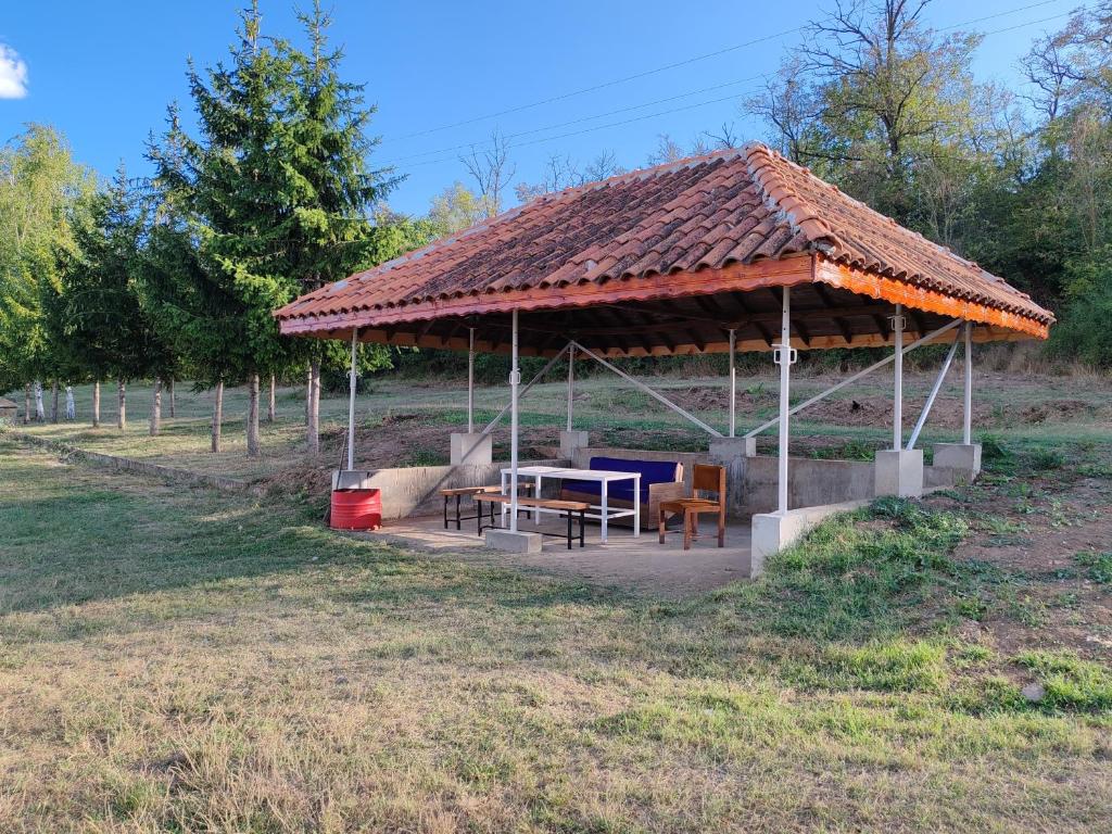 Κήπος έξω από το Holiday Camp