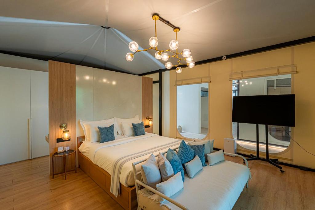 TV a/nebo společenská místnost v ubytování Te Mata Glamping