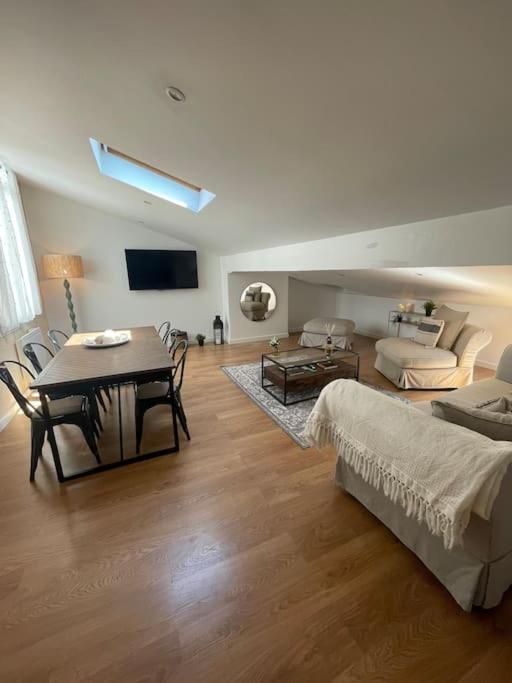 un salon avec une table et un canapé dans l'établissement Hypercentre 3 chambres Cosy Bordeaux, à Bordeaux