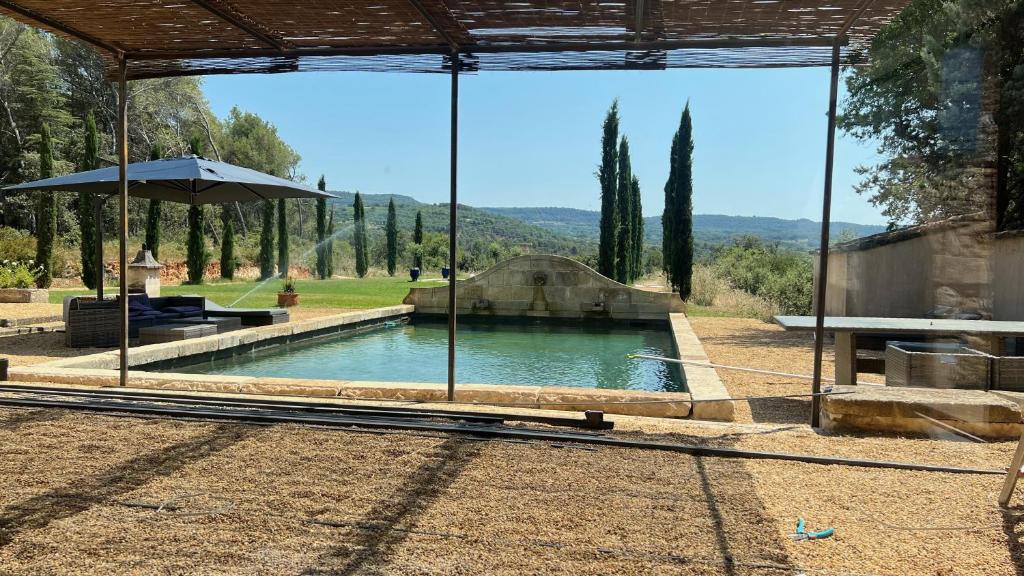 Bazén v ubytování Bastide du Luberon nebo v jeho okolí