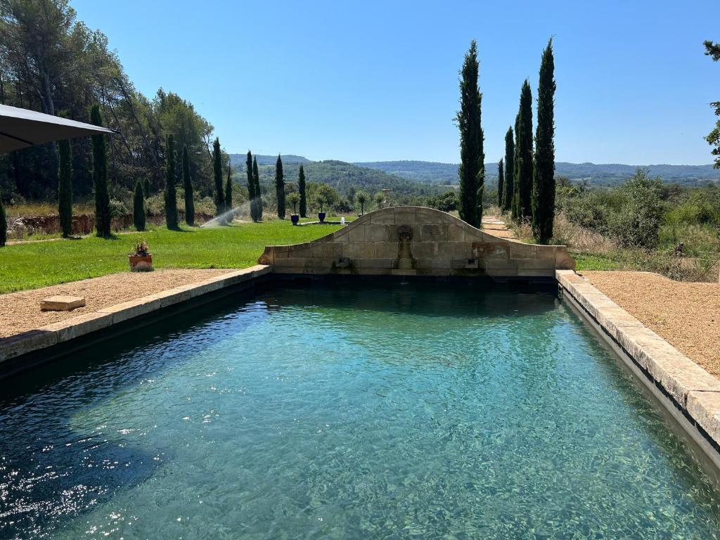 Bazén v ubytování Bastide du Luberon nebo v jeho okolí