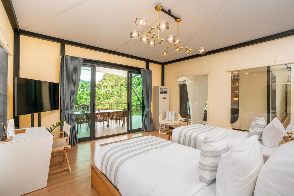 TV a/nebo společenská místnost v ubytování Te Mata Glamping