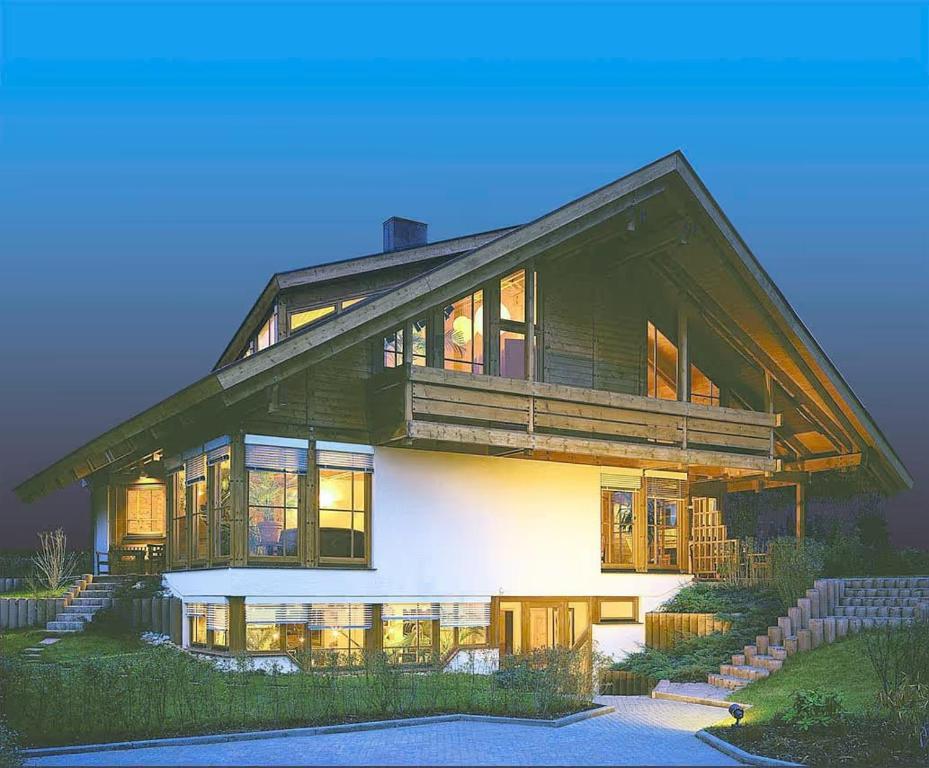 Casa grande con ventanas grandes en un lateral. en Gästehaus Helga Scherer, en Ballrechten