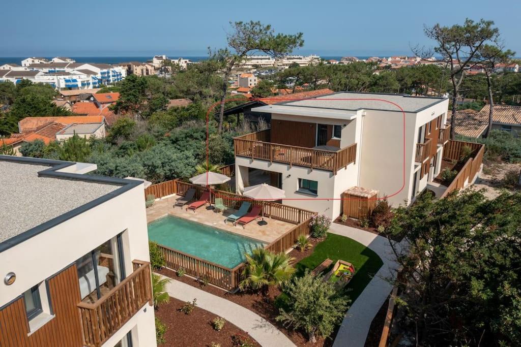 een luchtfoto van een huis met een zwembad bij Villa IrisJasmin jacuzzi vue mer in Lacanau