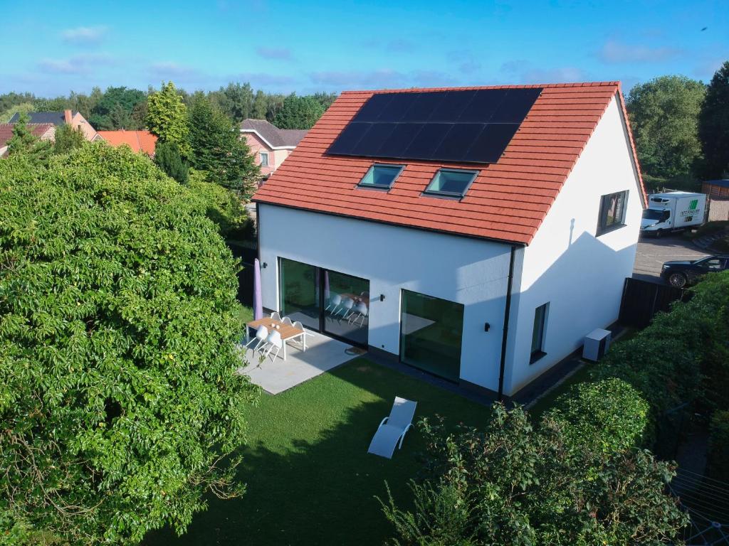 an overhead view of a house with solar panels on its roof at Vakantiewoning DRP29 in Zelem