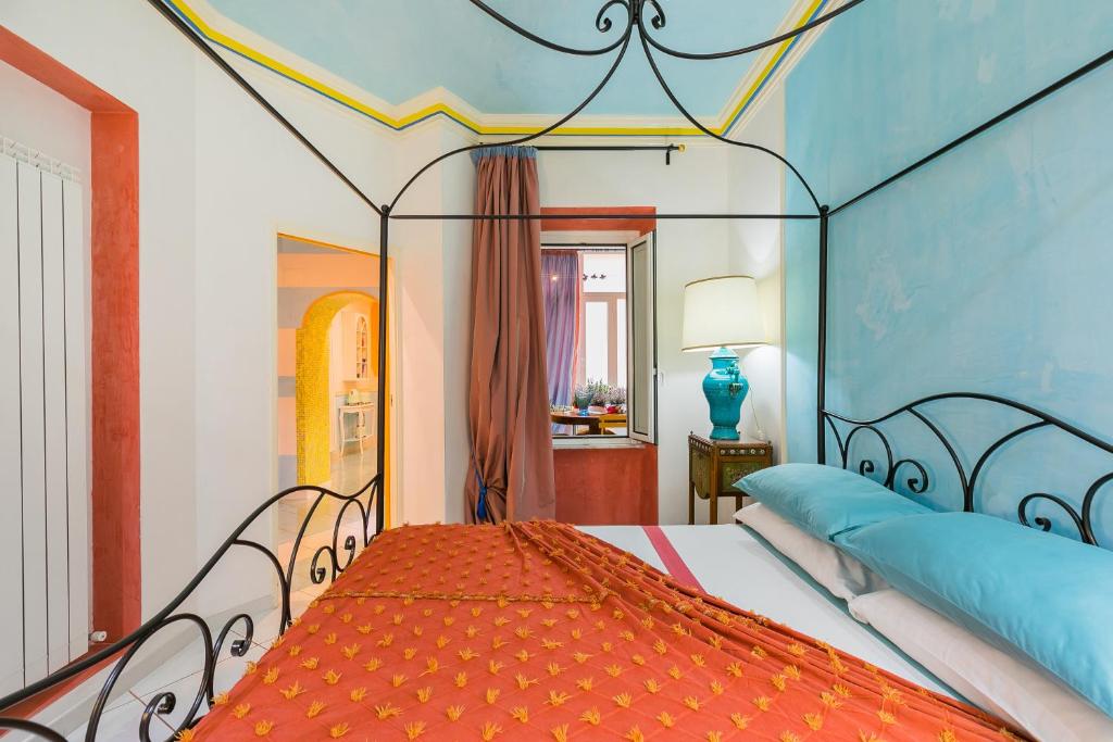Una cama o camas en una habitación de Appartamenti MarcoAurelio49