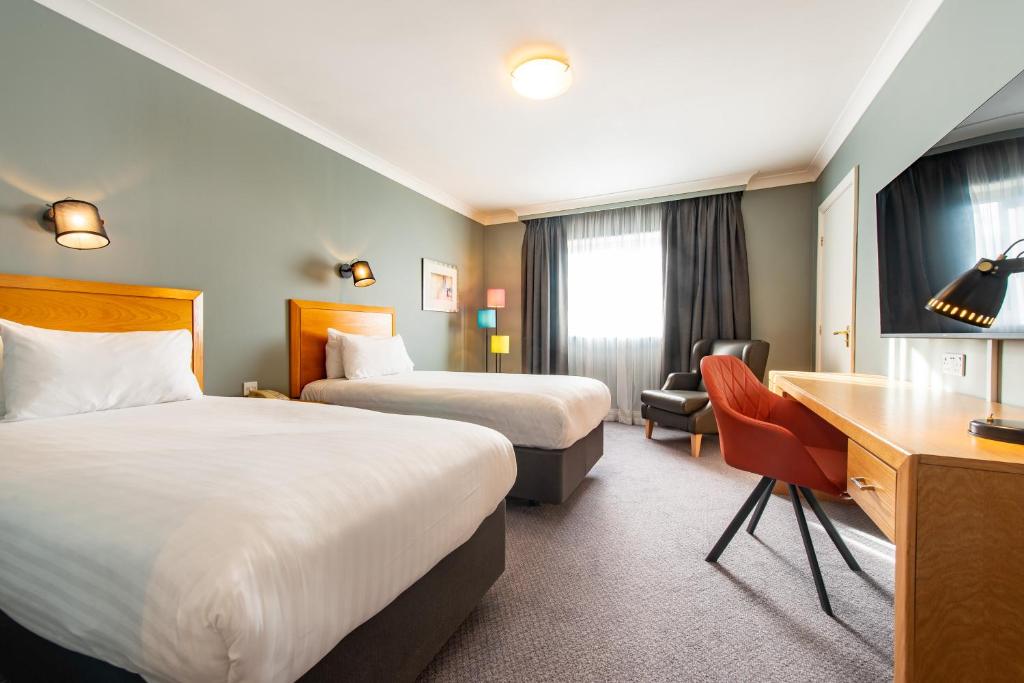 Postel nebo postele na pokoji v ubytování Holiday Inn Edinburgh Zoo by IHG