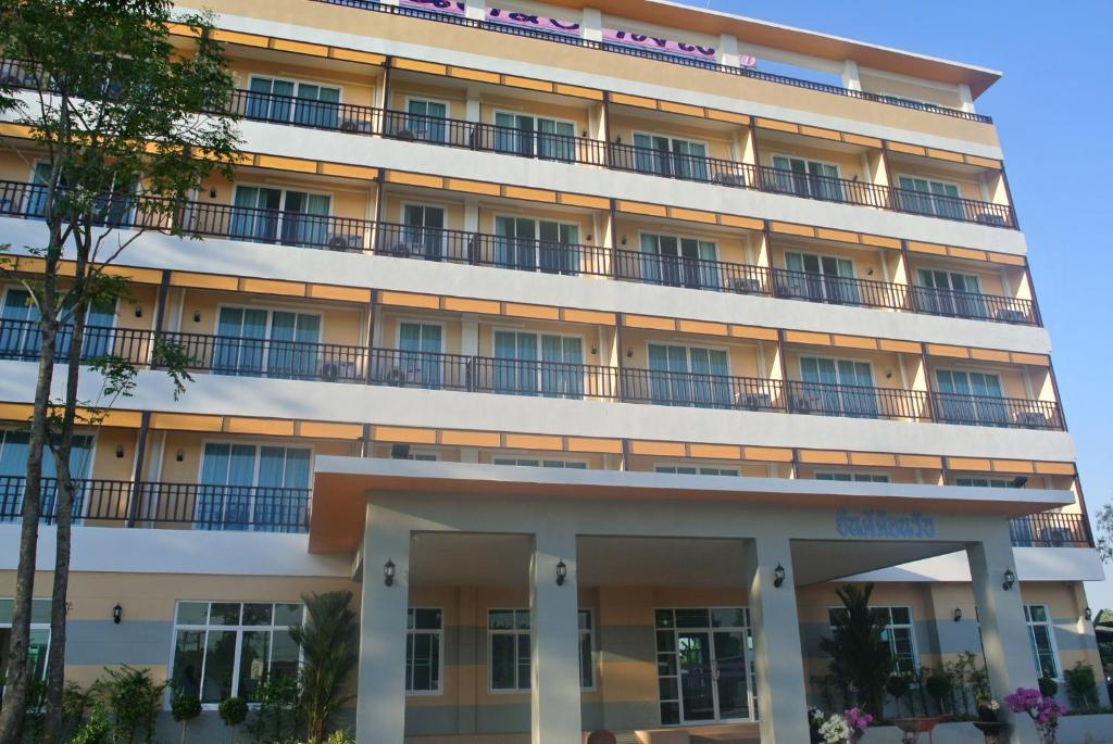 an external view of a building at Baan Duangkamol in Phitsanulok