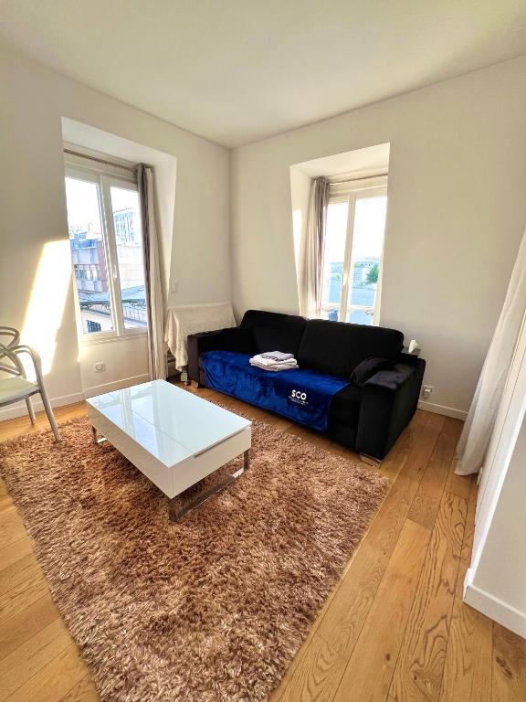 un salon avec un canapé et une table basse dans l'établissement Cosy 2 Person Studio - Near Eiffel Tower, à Paris