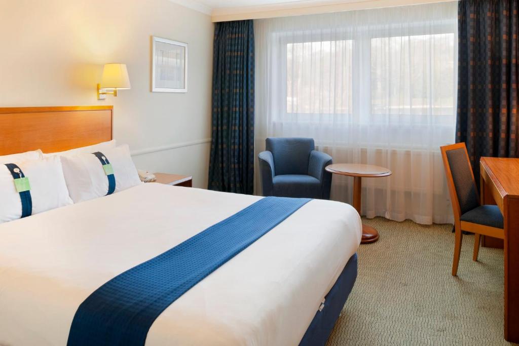 Postel nebo postele na pokoji v ubytování Holiday Inn Edinburgh Zoo by IHG