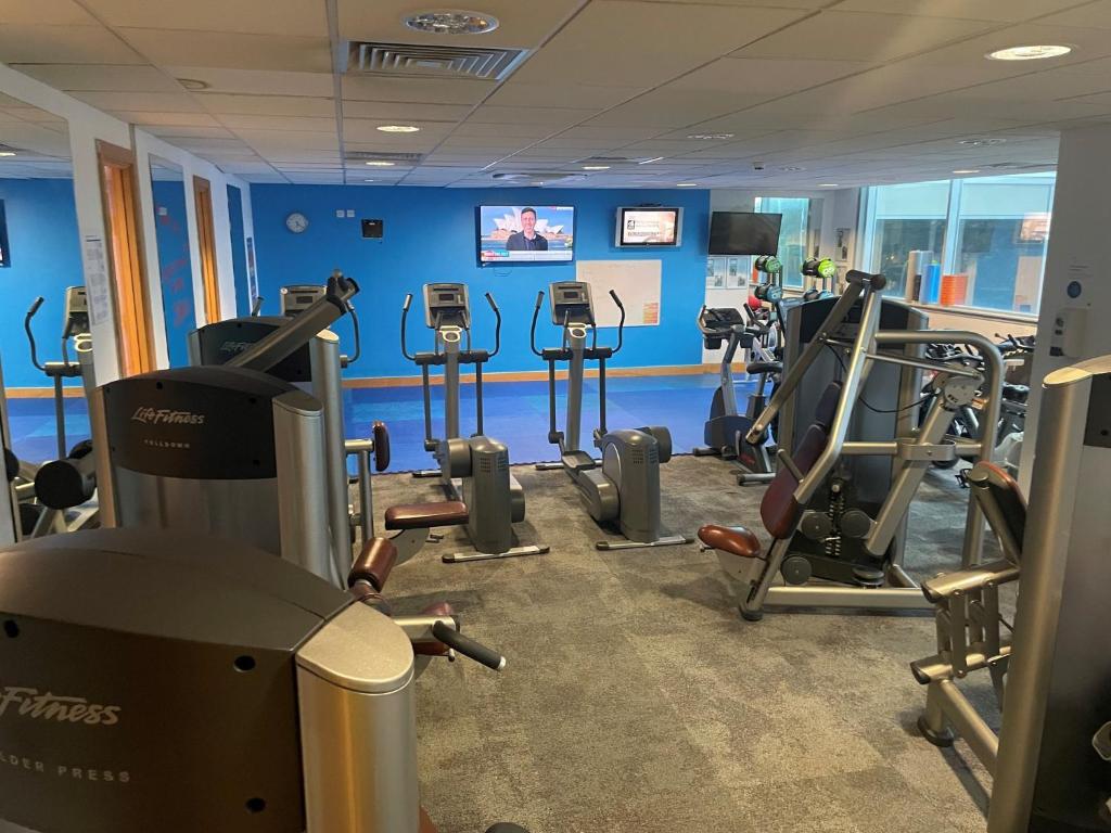 Fitness centrum a/nebo fitness zařízení v ubytování Holiday Inn Edinburgh Zoo by IHG
