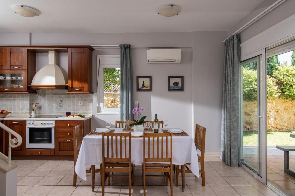 Kuchyň nebo kuchyňský kout v ubytování Villa Elessa