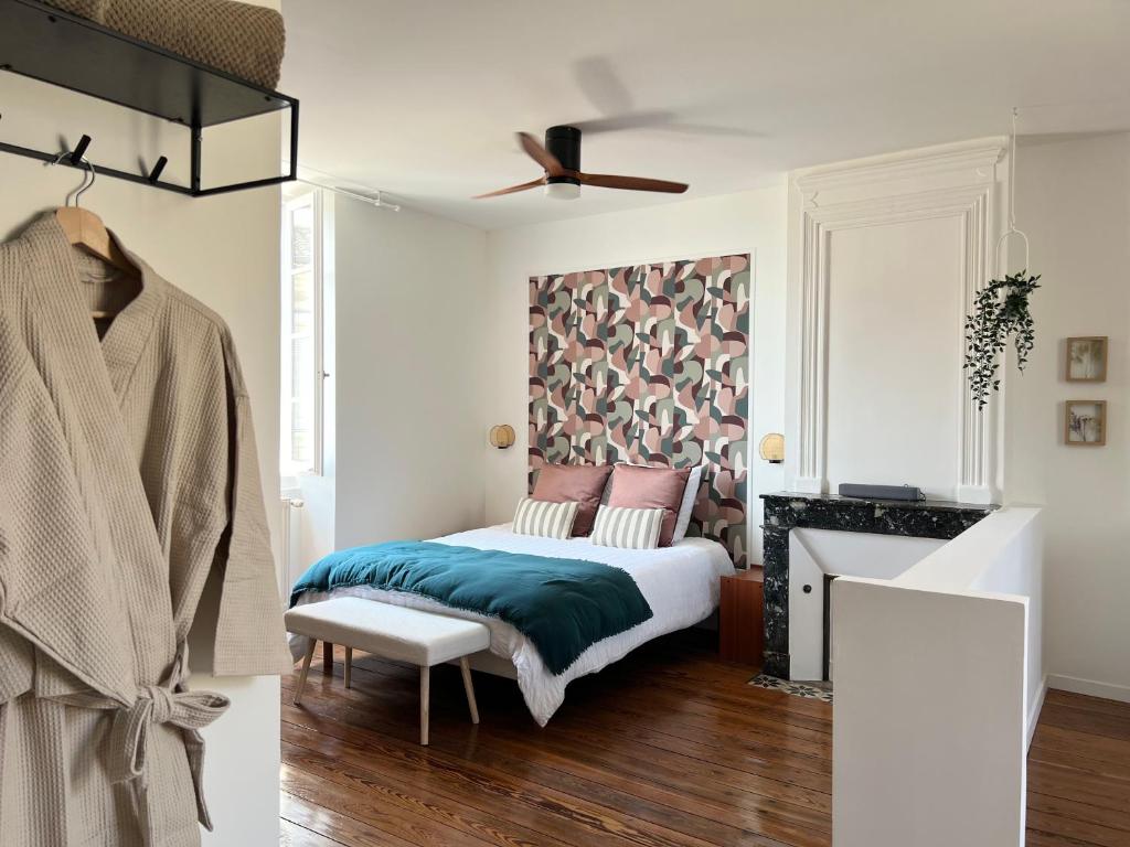 ein Schlafzimmer mit einem Bett und einem Deckenventilator in der Unterkunft Les Loges des Coteaux - Loge 2 - Luxury lodges with jacuzzi in Blaye