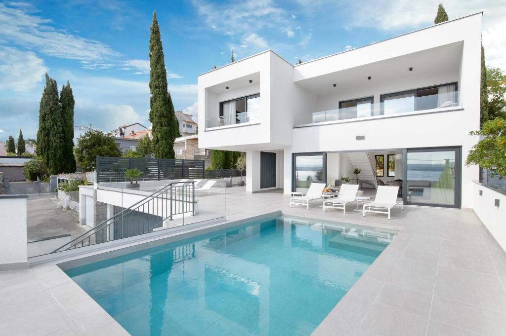 una casa blanca con piscina en Villa XeMa, en Dramalj