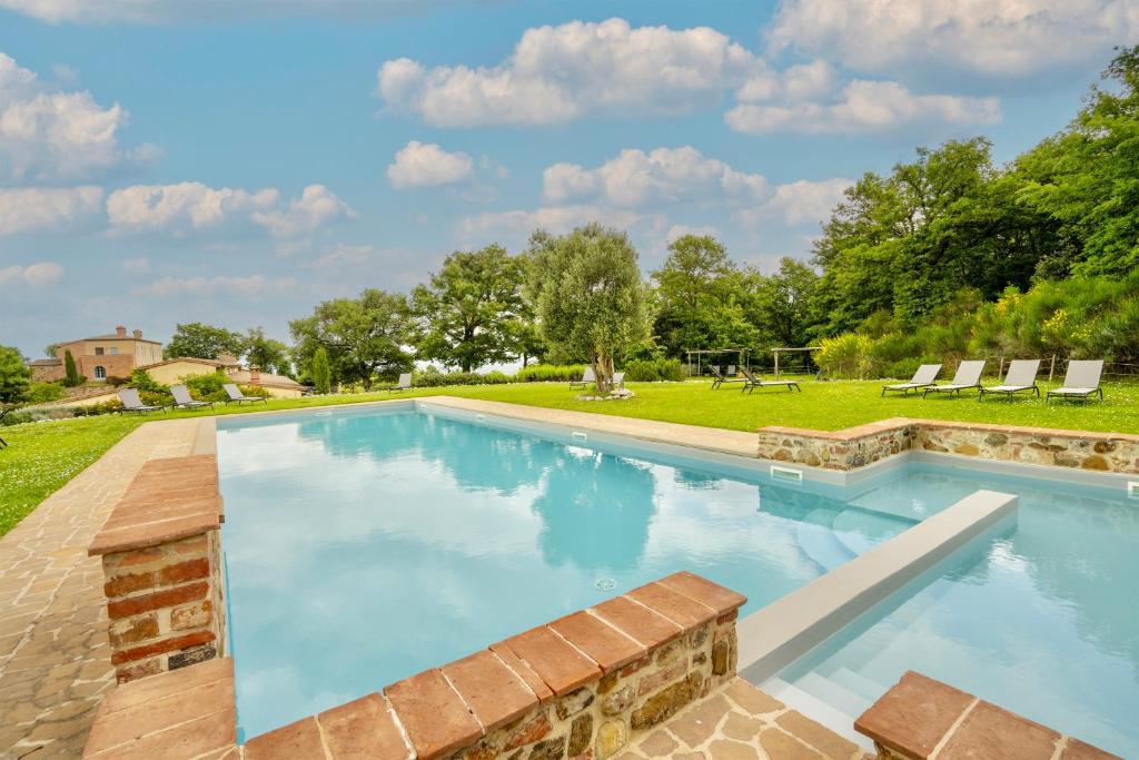an image of a swimming pool in a yard at Luxury Resort with swimming pool in the Tuscan countryside, Villas on the ground floor with private outdoor area with panoramic view in Osteria Delle Noci
