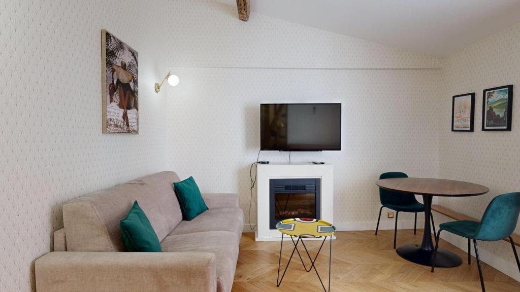 un salon avec un canapé et une cheminée dans l'établissement Bluestay 115 - Superbe Appartement à Paris, à Paris