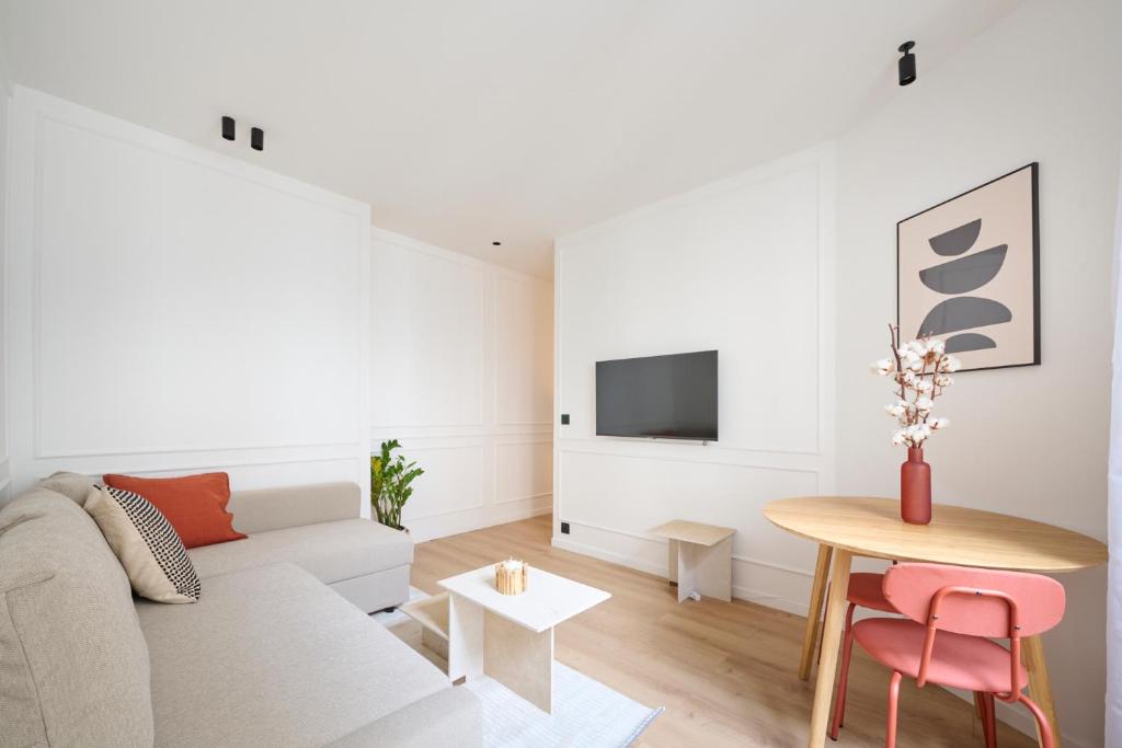 un salon avec un canapé et une table dans l'établissement Eiffel Appartement, à Paris