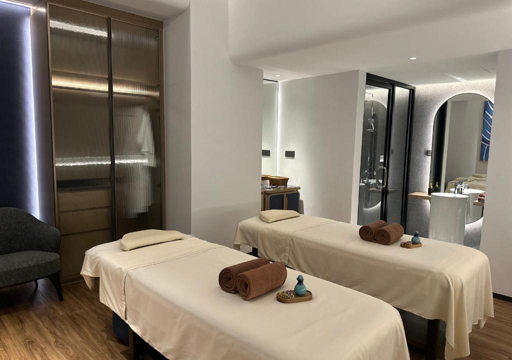 Postel nebo postele na pokoji v ubytování One World Hotel